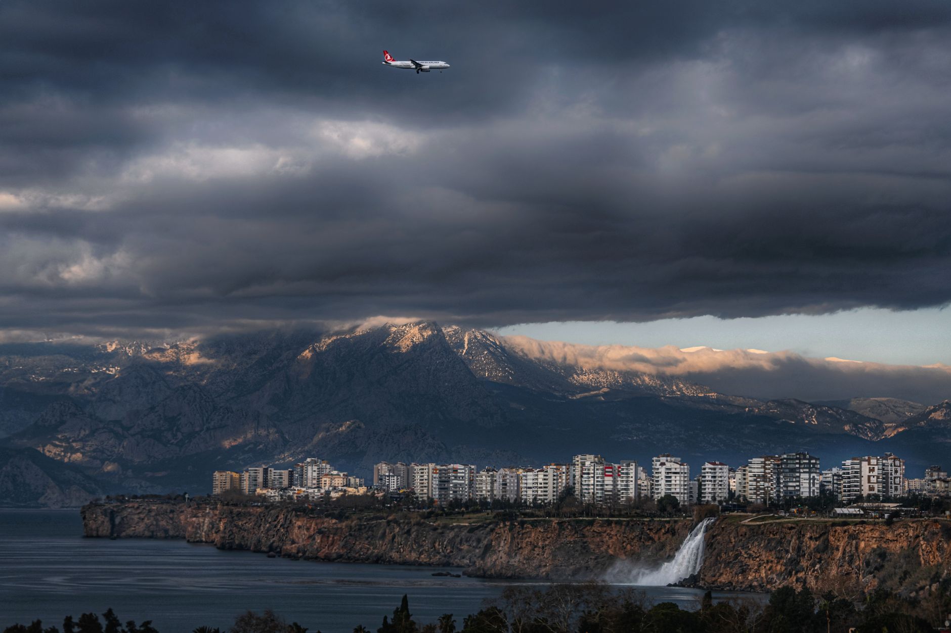 Should I Pre-Book a Transfer from Antalya Airport to Lara?