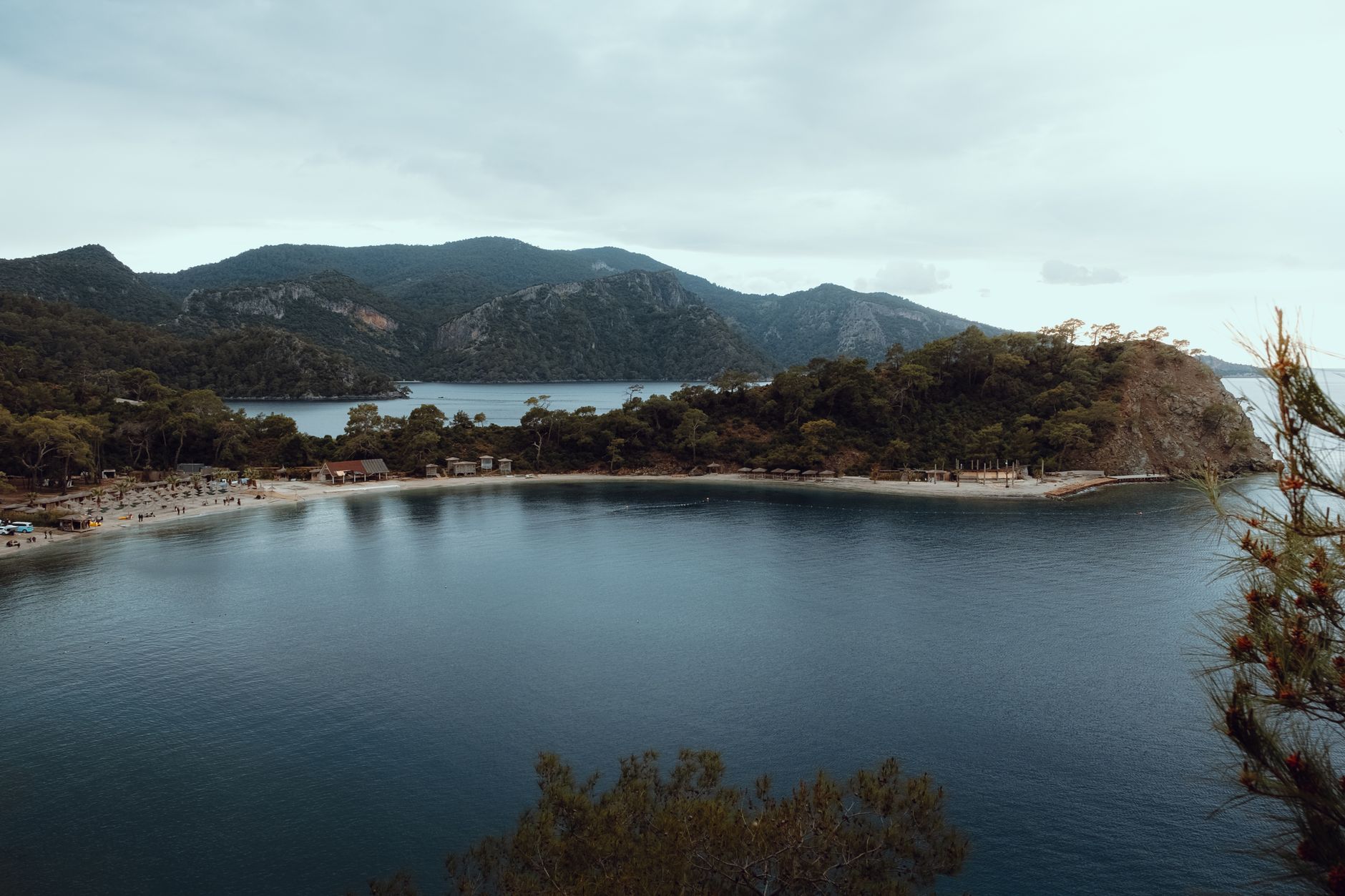 Sollte ich einen Transfer vom Flughafen Dalaman nach Fethiye im Voraus buchen?